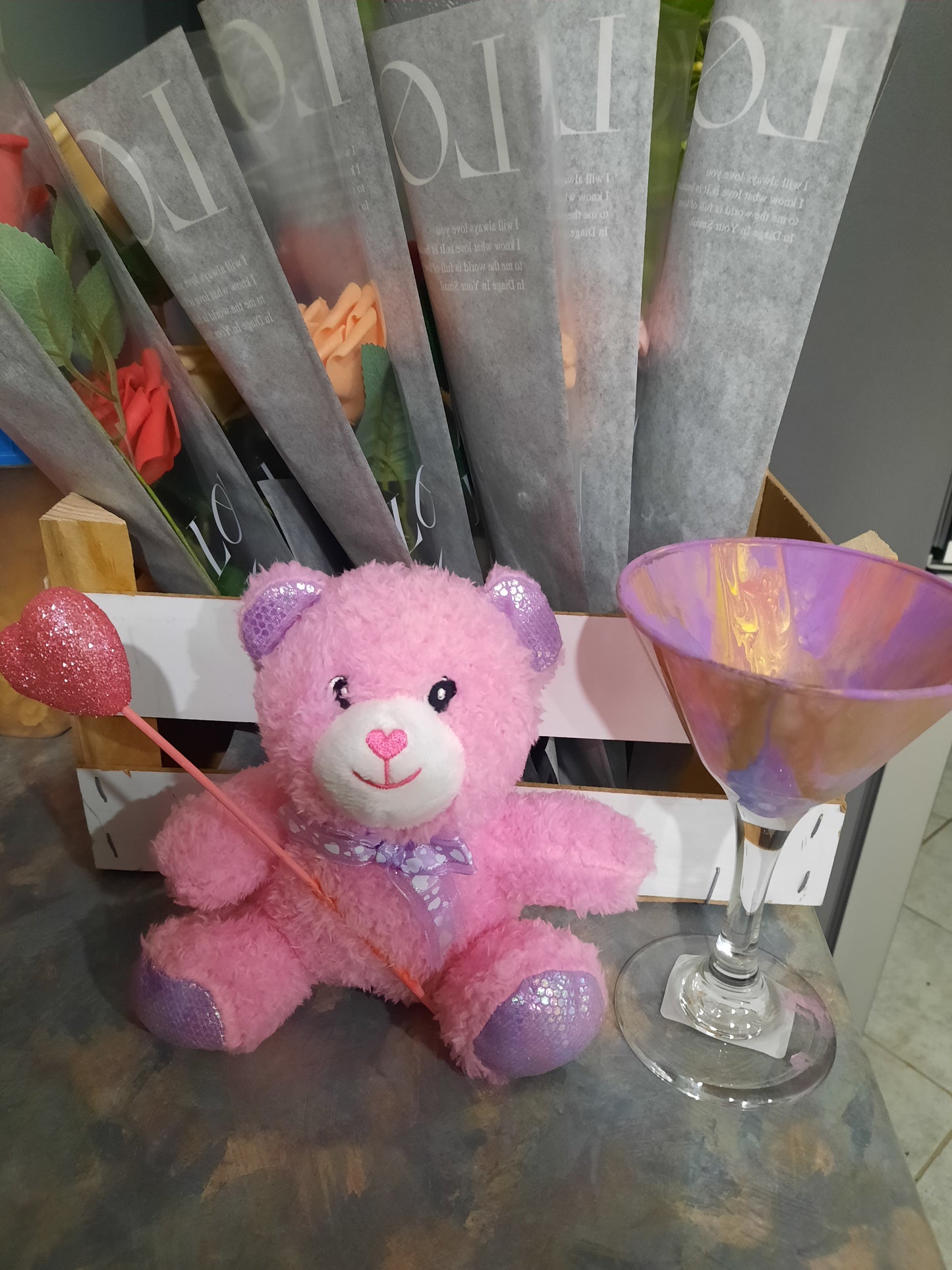 Ours en peluche tenant un cœur dans la main, symbole d'amour