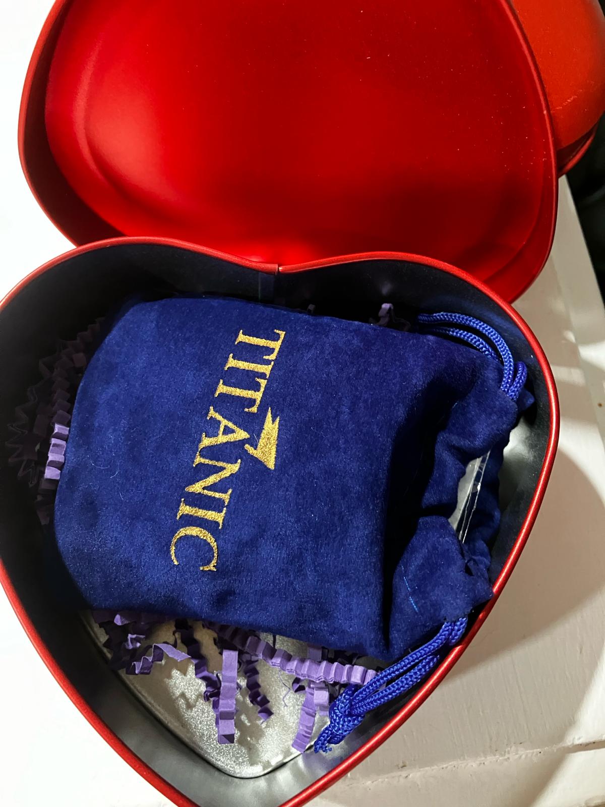 Heart shape Tin boxes ideal for gifting to your loved ones filling with chocolates candies or jewelry items