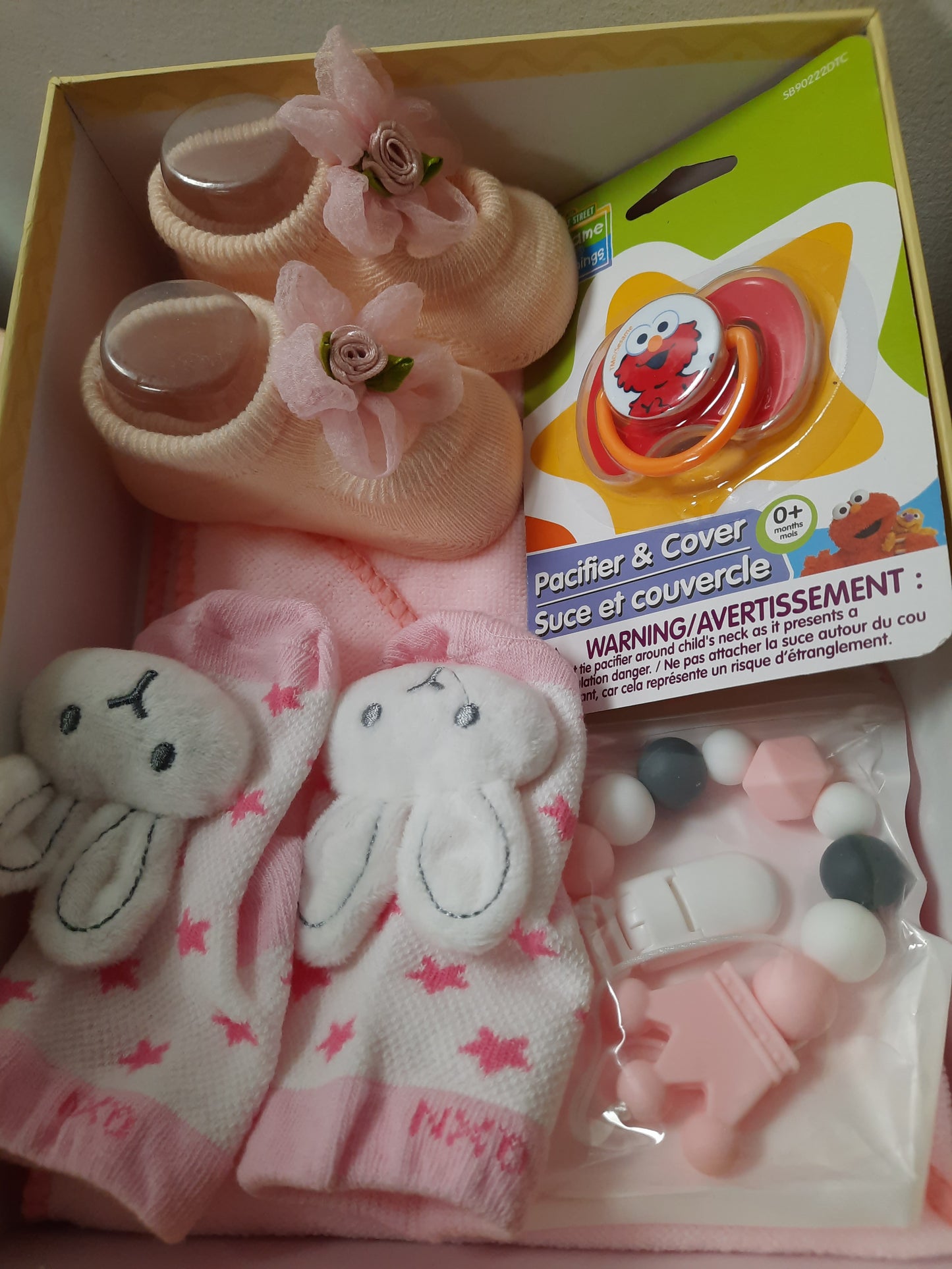 Coffrets cadeaux avec d'adorables articles pour bébé en signe d'amour