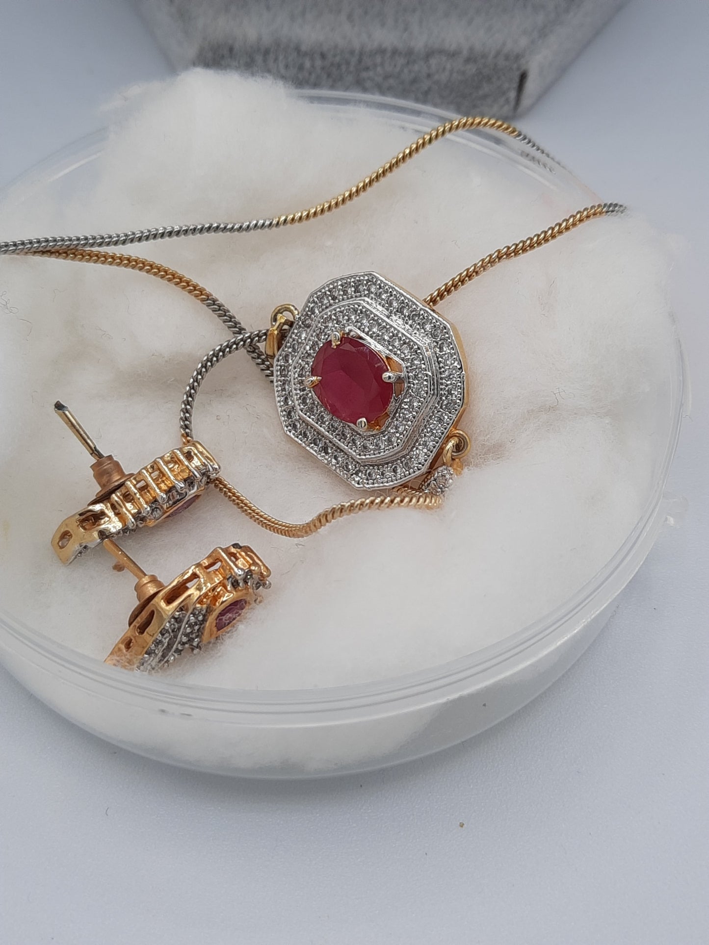 Beautiful zircons and semi precious stones pendant earrings set
