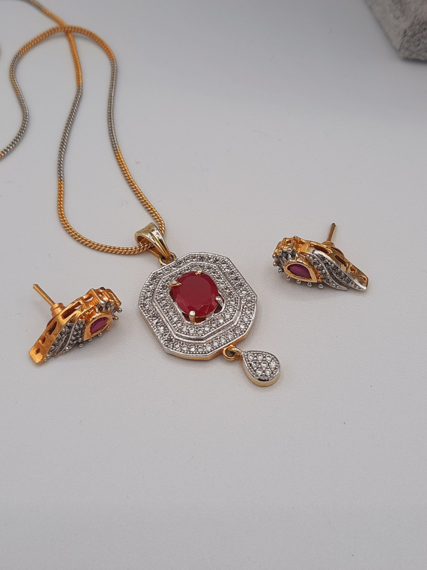 Beautiful zircons and semi precious stones pendant earrings set