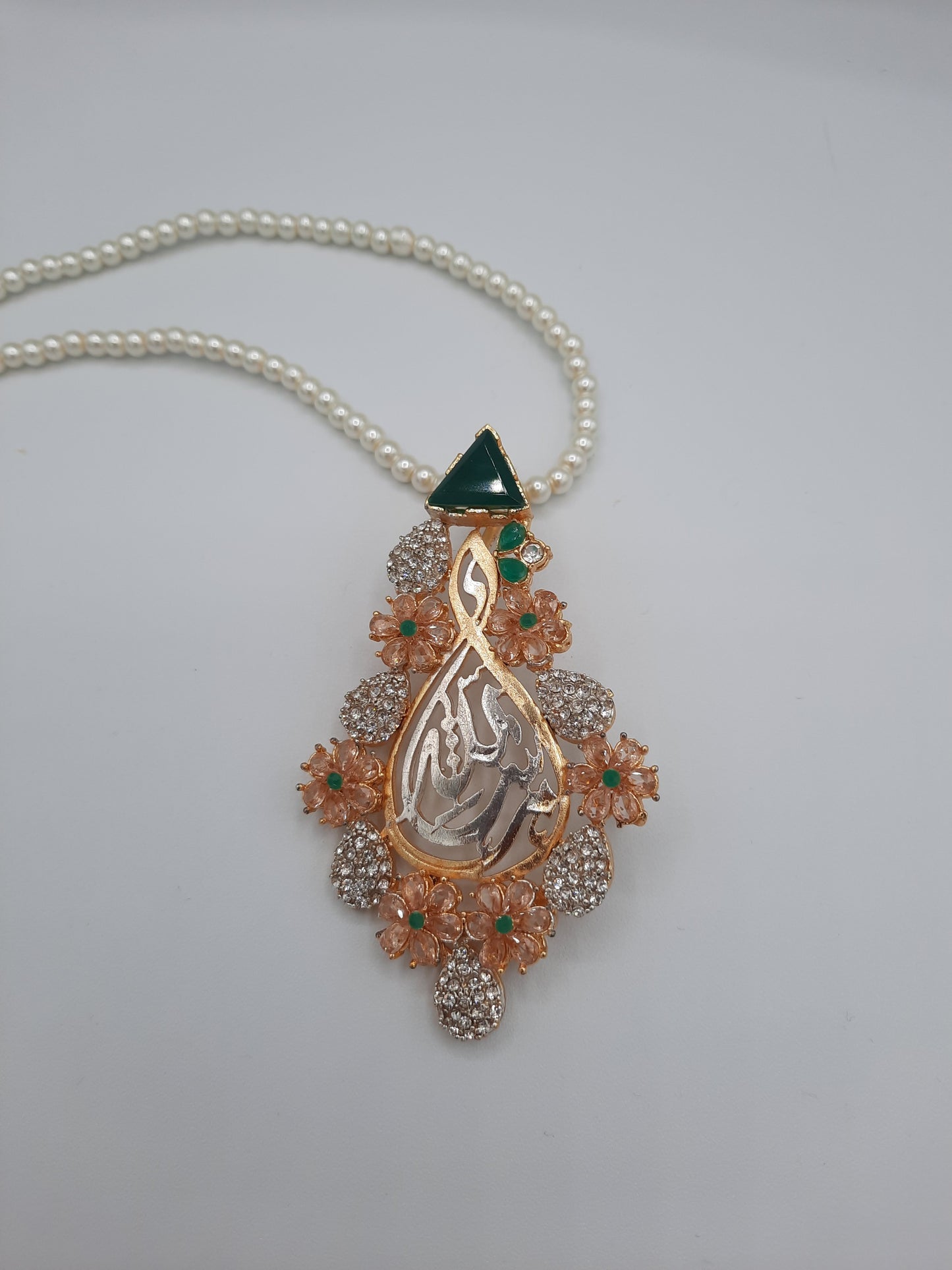 Allah name tear-shaped calligraphic pendant with pearl necklace