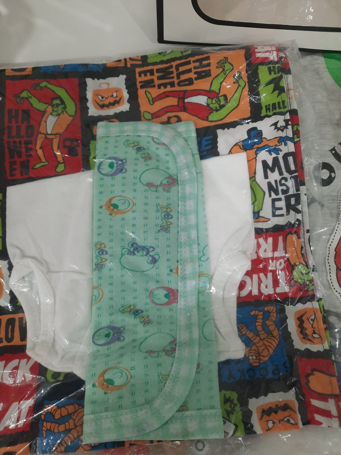 Baby clothing gift sets ideal for baby showers and new born baby occasions - SET D