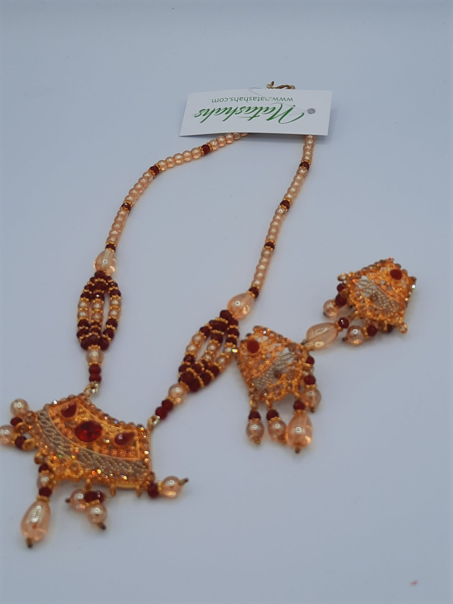 مجموعة من الذهب المقلد المطلي بالذهب عيار 24 قيراطًا تبدو وكأنها ذهب حقيقي مع لؤلؤ أحمر