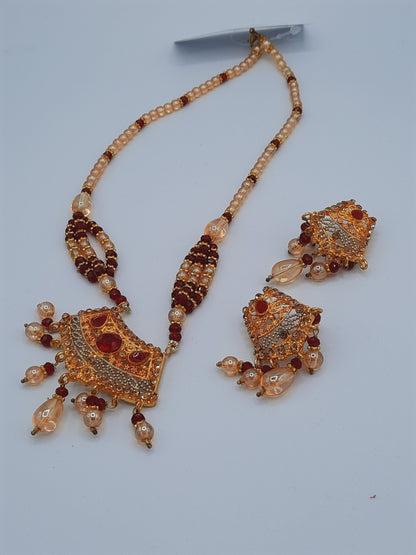 مجموعة من الذهب المقلد المطلي بالذهب عيار 24 قيراطًا تبدو وكأنها ذهب حقيقي مع لؤلؤ أحمر