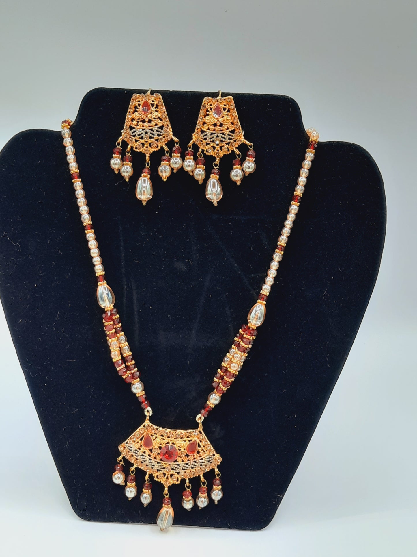 مجموعة من الذهب المقلد المطلي بالذهب عيار 24 قيراطًا تبدو وكأنها ذهب حقيقي مع لؤلؤ أحمر