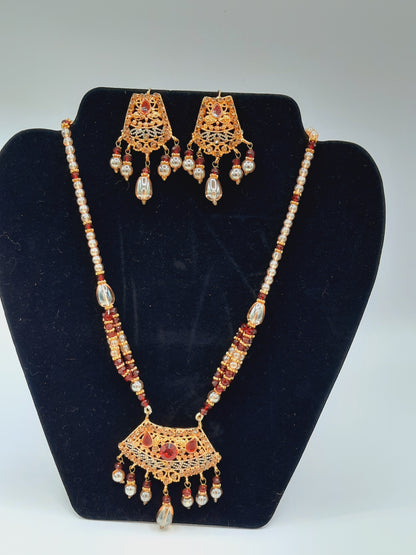 مجموعة من الذهب المقلد المطلي بالذهب عيار 24 قيراطًا تبدو وكأنها ذهب حقيقي مع لؤلؤ أحمر