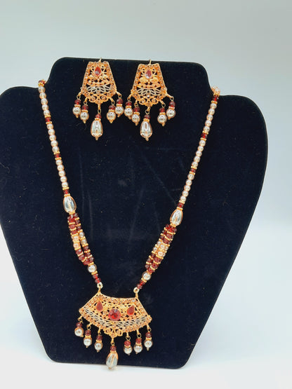 مجموعة من الذهب المقلد المطلي بالذهب عيار 24 قيراطًا تبدو وكأنها ذهب حقيقي مع لؤلؤ أحمر