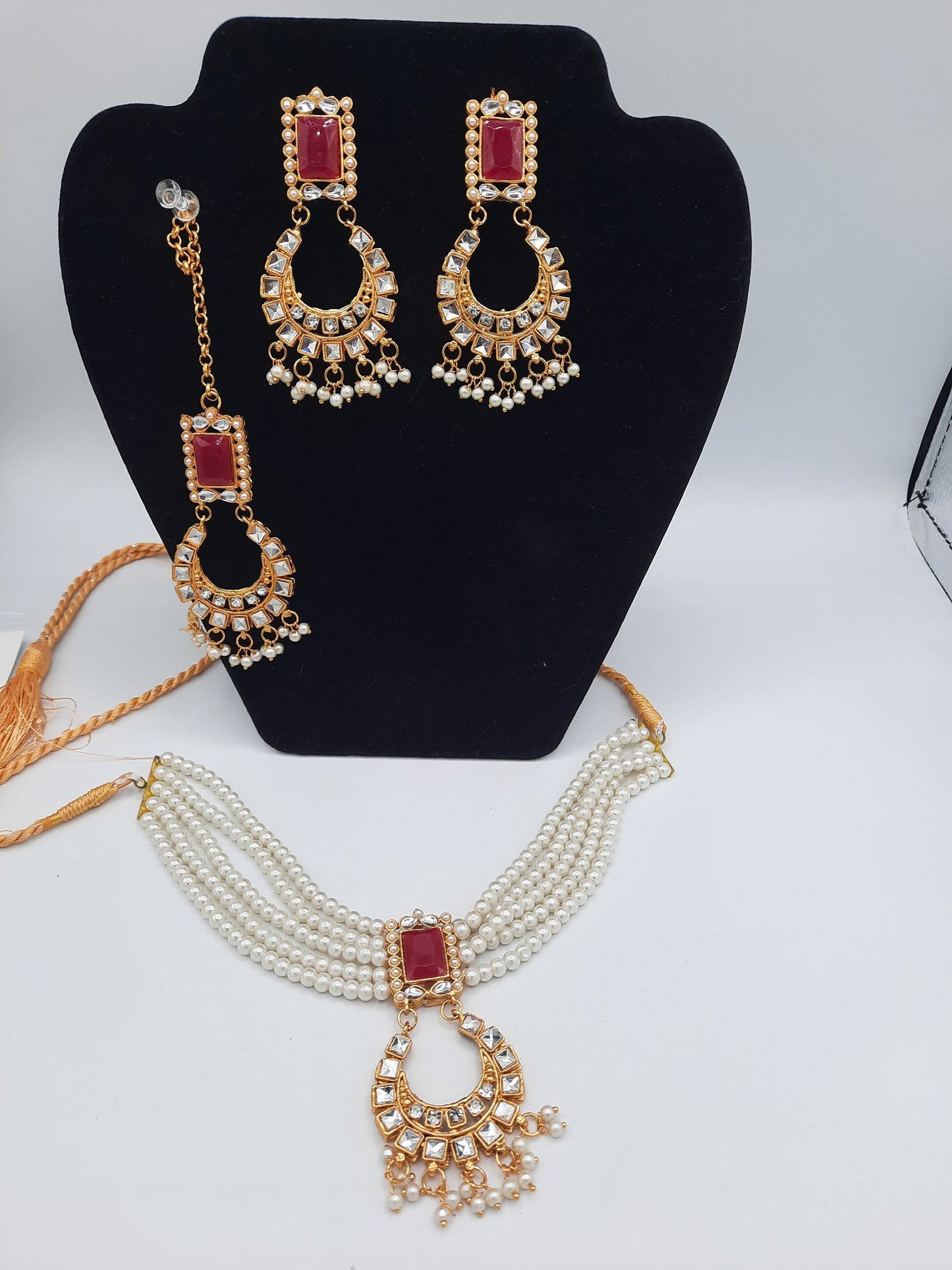 Guluband choker in pink and white colors with earrings and teeka