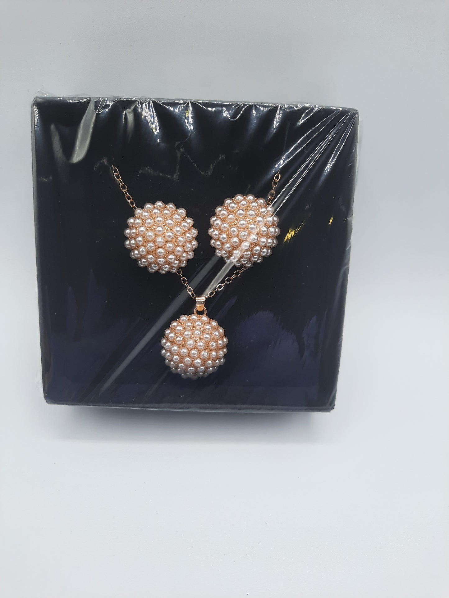 Beautiful white pearls arrangement for round earrings and necklace inspired by sunflower - NATASHAHS