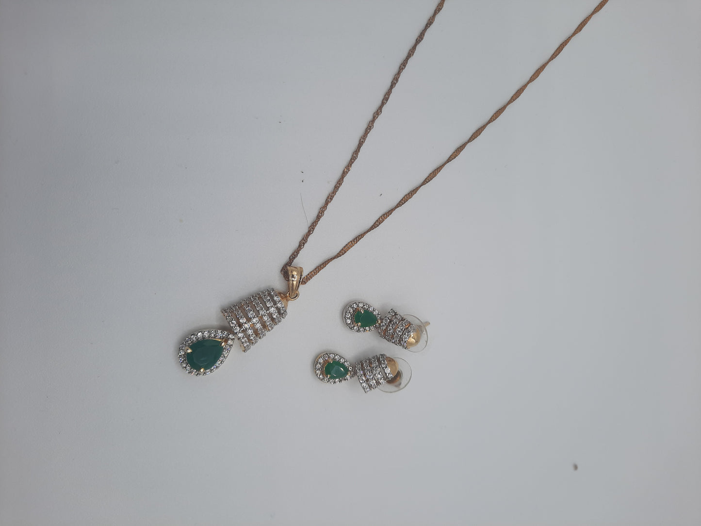 Beautiful zircons and semi precious stones pendant earrings set
