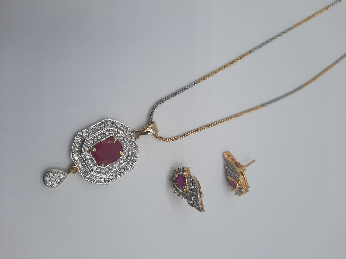 Beautiful zircons and semi precious stones pendant earrings set