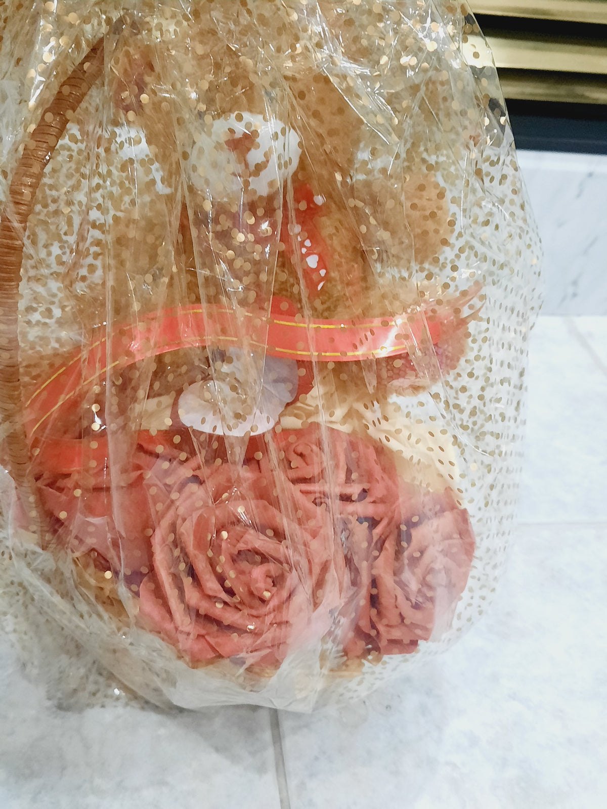 Gift basket with a ring and roses for proposing your loved ones
