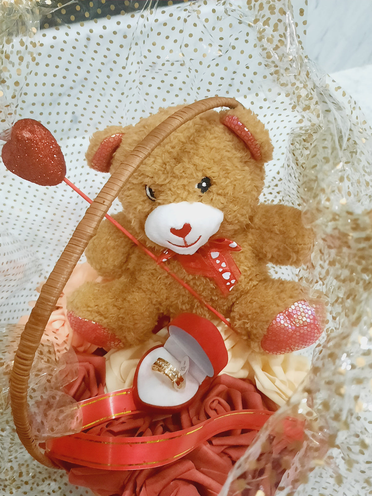 Gift basket with a ring and roses for proposing your loved ones