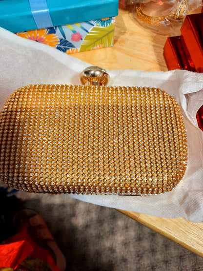 Pochette dorée pour mariages et soirées avec chaîne dorée et strass