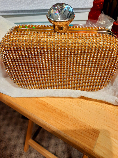 Pochette dorée pour mariages et soirées avec chaîne dorée et strass