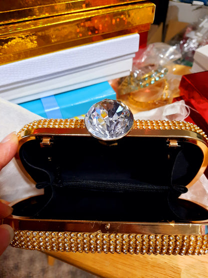 Pochette dorée pour mariages et soirées avec chaîne dorée et strass