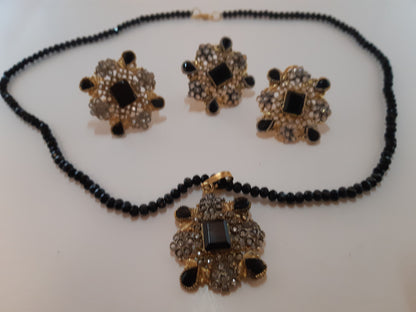 CHAMPAGNE FLOWER SHAPED GOLDEN BASE PENDANT SET - NATASHAHS