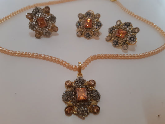 CHAMPAGNE FLOWER SHAPED GOLDEN BASE PENDANT SET - NATASHAHS