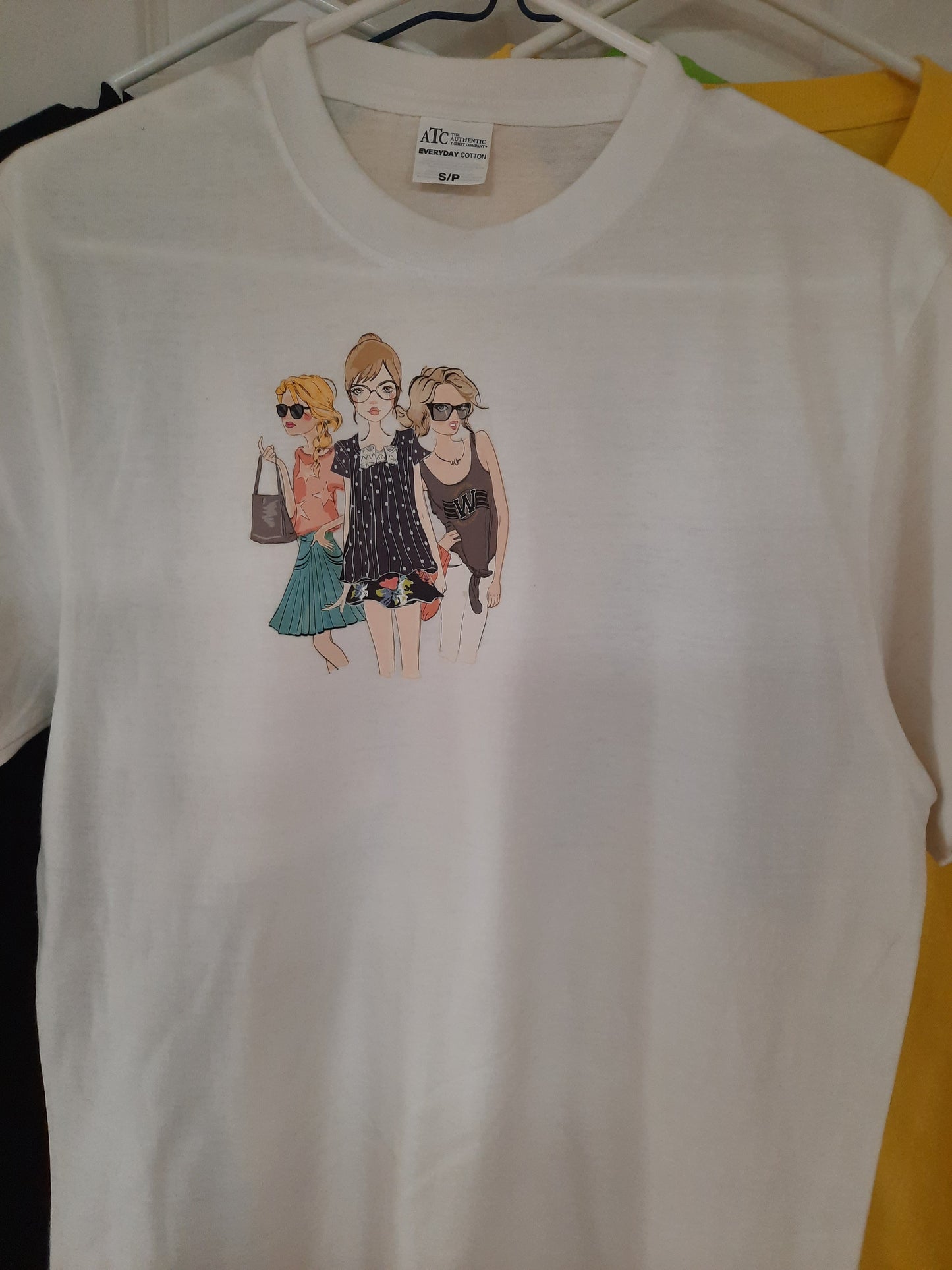 تي شيرتات مطبوعة بتصميمات فريدة بمقاس صغير للكبار