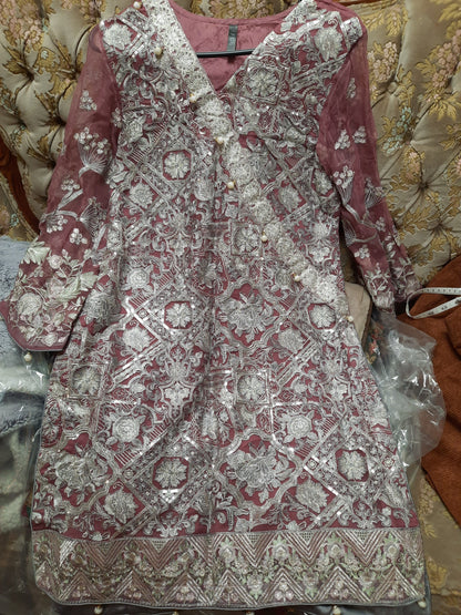Nouvelle robe violet clair cousue avec broderie argentée
