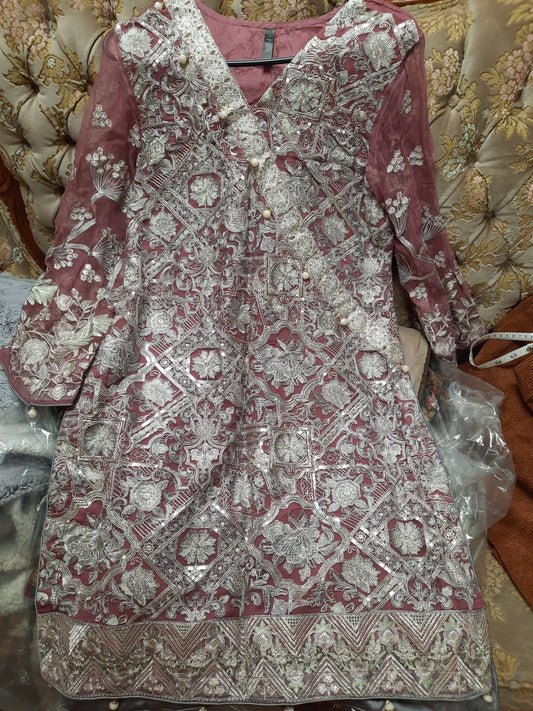 فستان جديد باللون البنفسجي الفاتح مطرز بالفضة