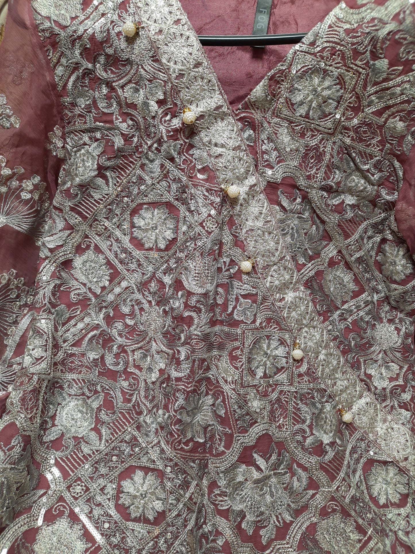 Nouvelle robe violet clair cousue avec broderie argentée