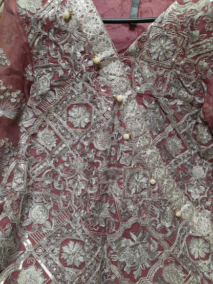 Nouvelle robe violet clair cousue avec broderie argentée