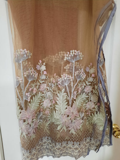 Nouvelle robe violet clair cousue avec broderie argentée