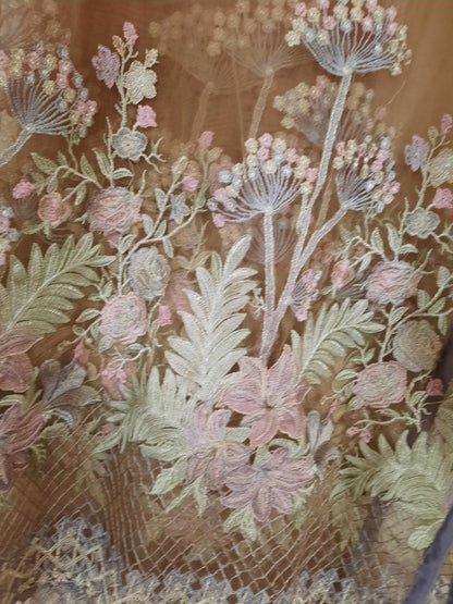 Nouvelle robe violet clair cousue avec broderie argentée