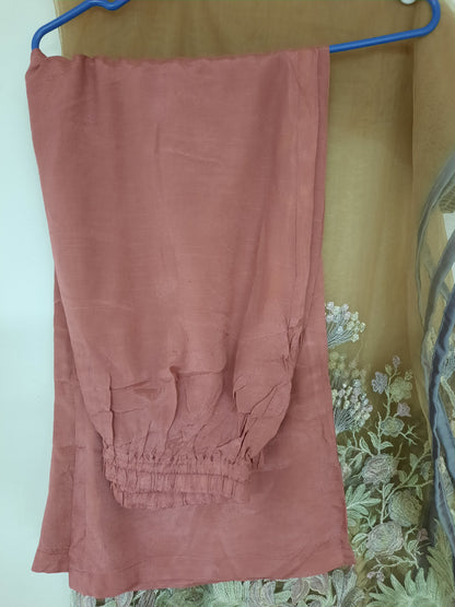 Nouvelle robe violet clair cousue avec broderie argentée