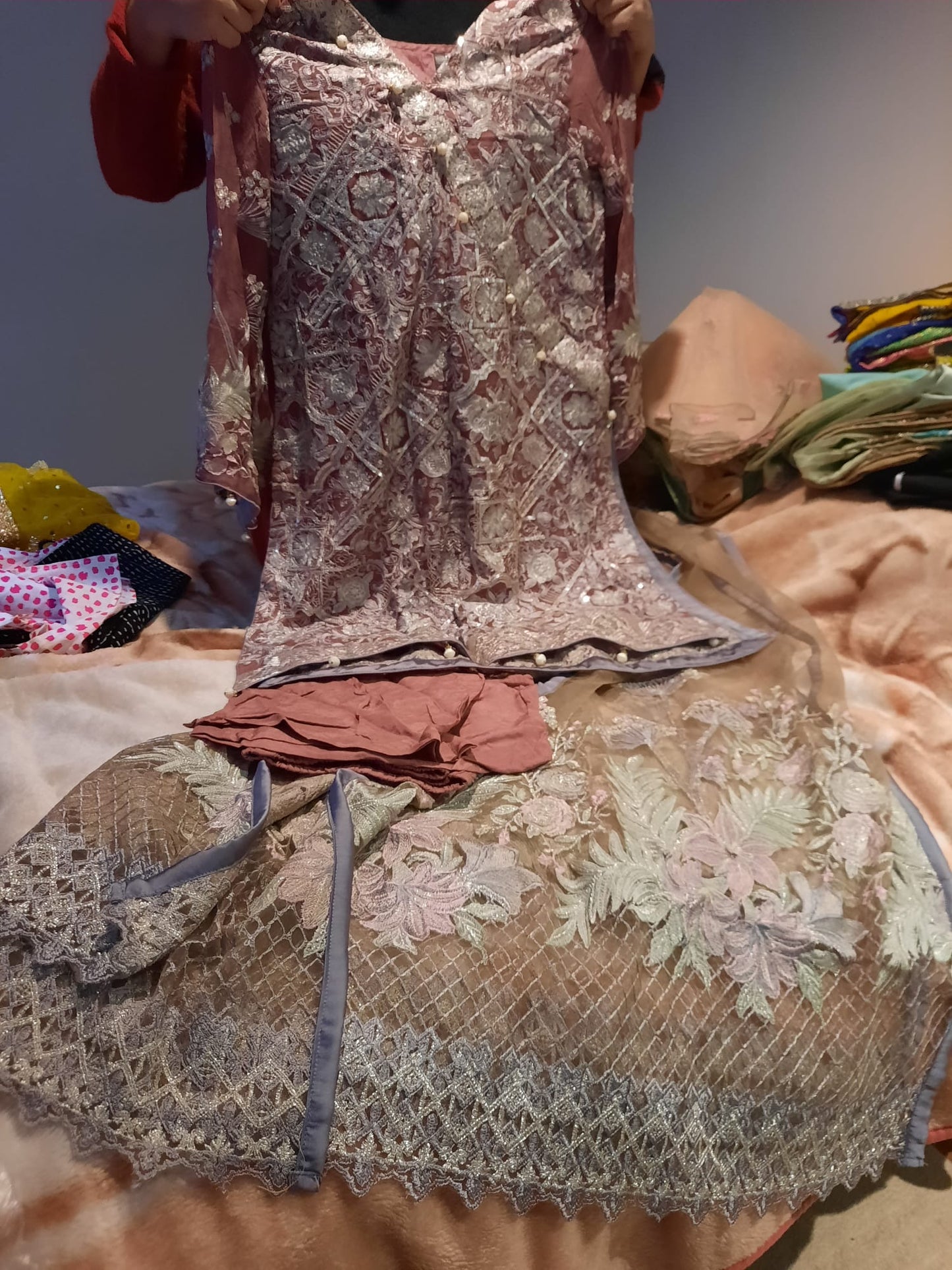 Nouvelle robe violet clair cousue avec broderie argentée